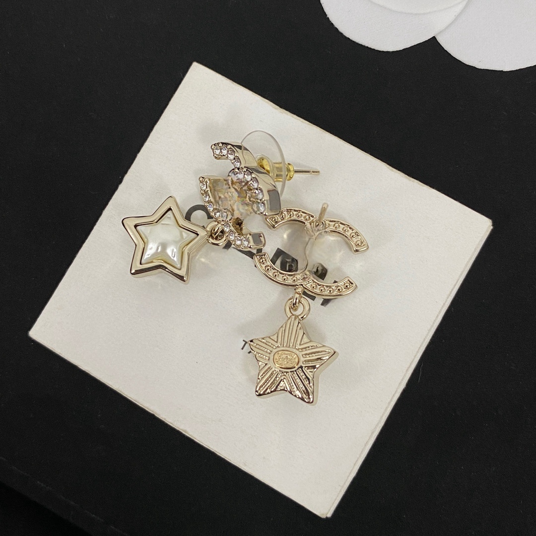 Pendientes de estrella de cinco puntas de resina de diamante llenos de lujo ligeros Pendientes de doble letra Temperamento Pendientes de diseño de sentido avanzado Pequeños