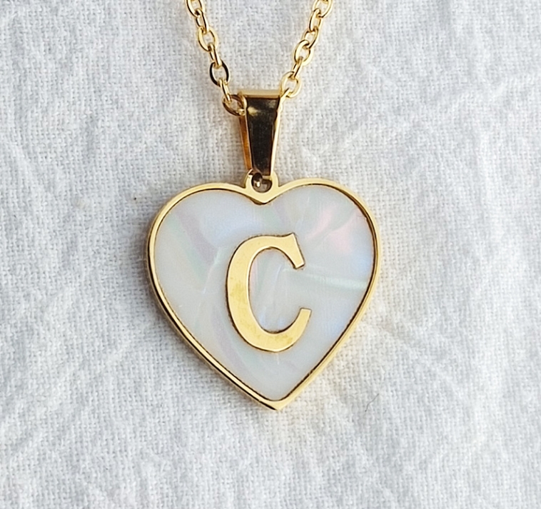 Collana con conchiglia a forma di cuore in acciaio al titanio con 26 lettere iniziali collane con ciondolo con lettere da donna con catene