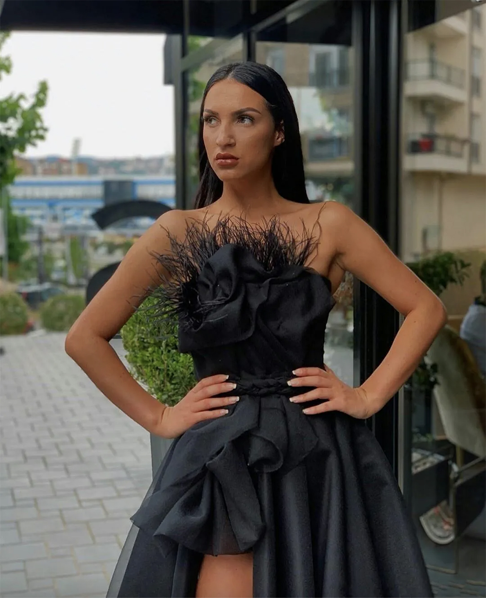 2023 Robes de soirée noires sexy portent des bretelles sans manches avec côté plume haute fente une ligne robe de bal en satin formelle robes d'occasion spéciale
