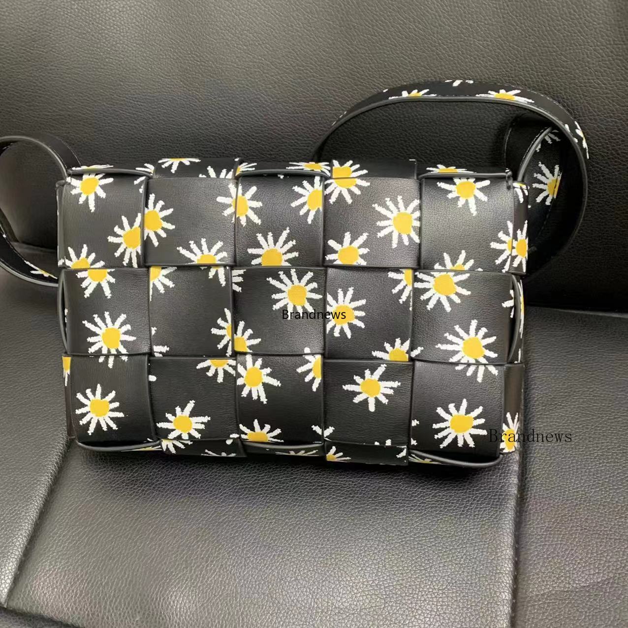 Bolsa de ombro tipo cassete de couro genuíno 2024 nova bolsa de corpo cruzado com estampa de margarida famosa marca designer feito à mão embreagens de malha bolsas mensageiro bolsas e bolsas 2557