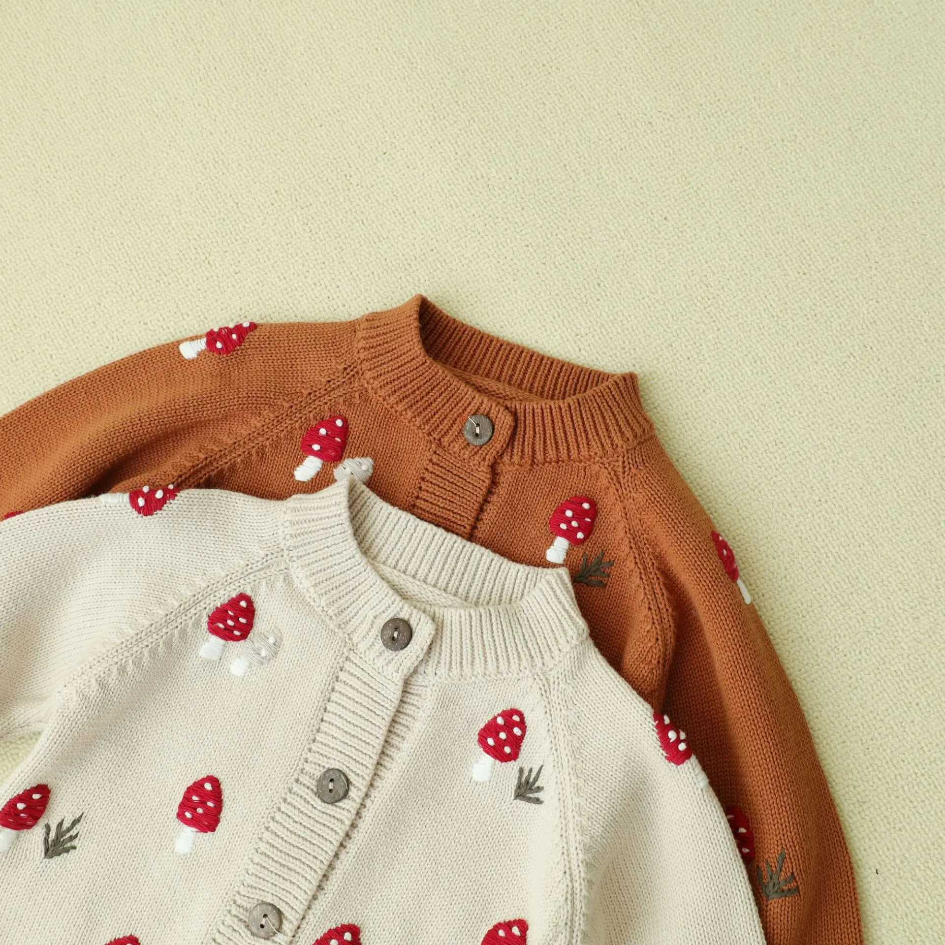 プルオーバー秋の冬の女の子の男の子の服手embroideredマッシュルームの幼児用コートのためのベビーカーディガンセーターアイテムL23121511