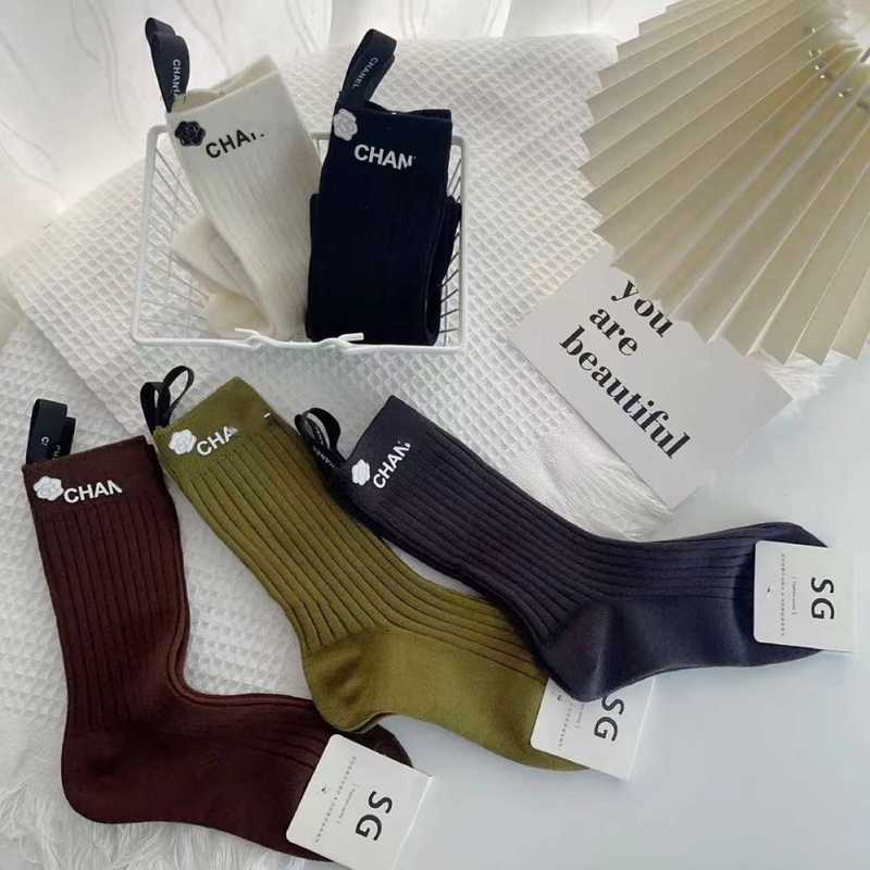 Chaussettes Bonneterie Designer haute valeur esthétique marquage à chaud lettres tridimensionnelles pour femmes manches moyennes fleurs de camélia à la mode pur coton