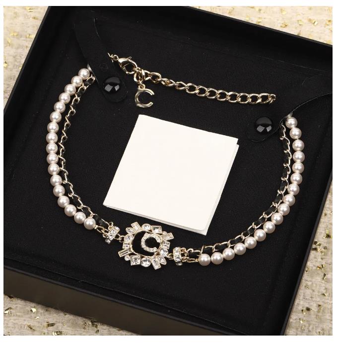 Colliers de pendentif Colliers de qualité de luxe Collier pendant avec diamant et perles de coquille de nature en 18 carats plaquées d'or