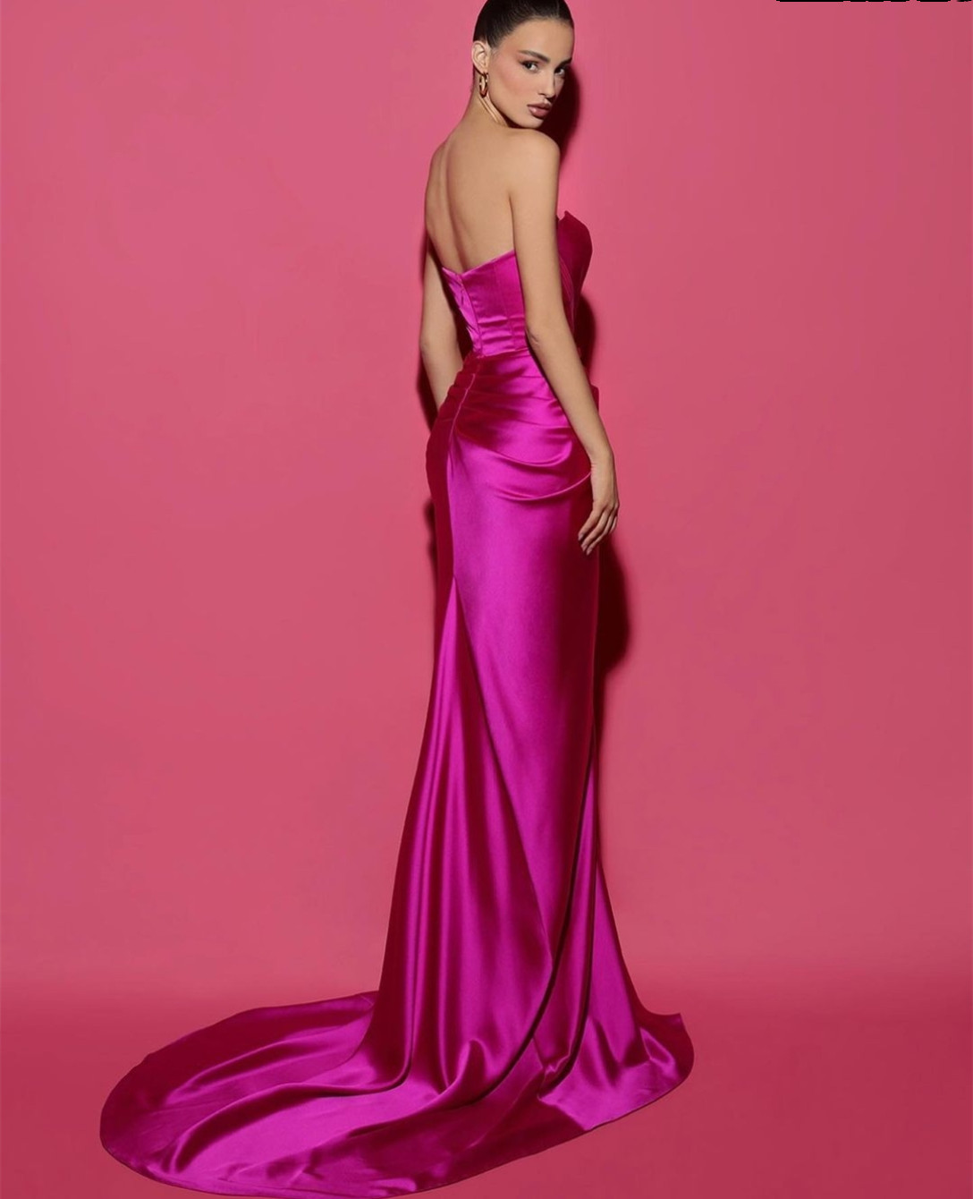 Abiti da ballo eleganti lunghi senza maniche in raso fucsia con pieghe Abito da festa a sirena con scollo a cuore e maxi abiti da sera formali le donne