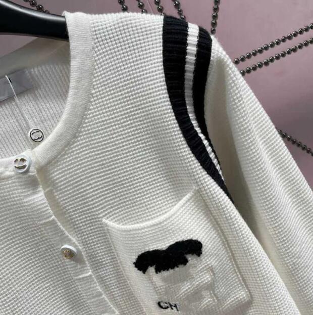 Pull en tricot de mode ultra-mince respirant confortable cardigan manteau designer pull femme bouton serviette broderie chemise tricotée