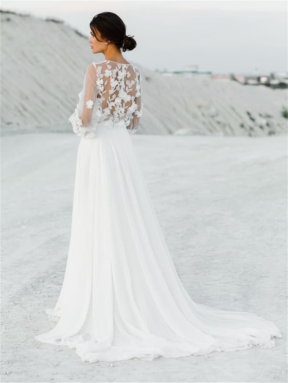 Robe de mariée de plage avec applications florales 3D Une ligne Bohemian Lantern Long Manches de mariée V Vole nuptiale couche