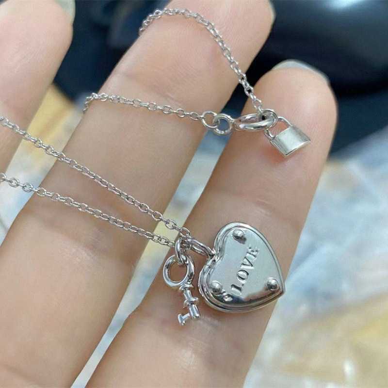 2024 Designer T Familie S925 Sterling Silver Love Necklace vrouwelijke rosé goud hartvormige sleutelvormige sleutelbeenketen Tanabata Gift Batch