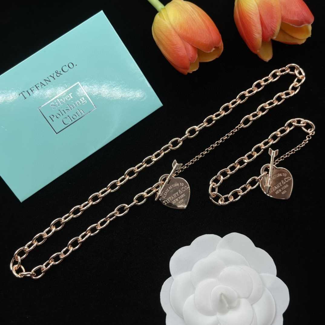 2024 Designer Europeisk och amerikansk modestil Rose Gold Arrow Heart Piercing Necklace Armband för kvinnors familj tjock