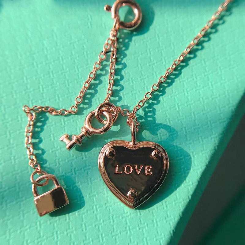 2024 Designer T Familie S925 Sterling Silver Love Necklace vrouwelijke rosé goud hartvormige sleutelvormige sleutelbeenketen Tanabata Gift Batch