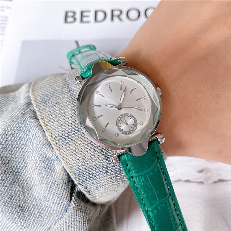 ファッションフルブランドの腕時計女性ガールダイヤモンドダイヤルスタイルレザーストラップクォーツラグジュアリークロックDI40