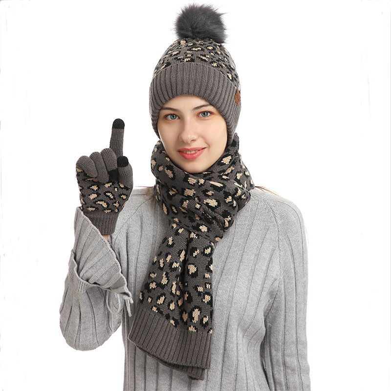 L'inverno femminile mantieni il caloroso set in pile che fodera beanie telefingers guanti addensano la sciarpa a maglia cappello da margine leopardo