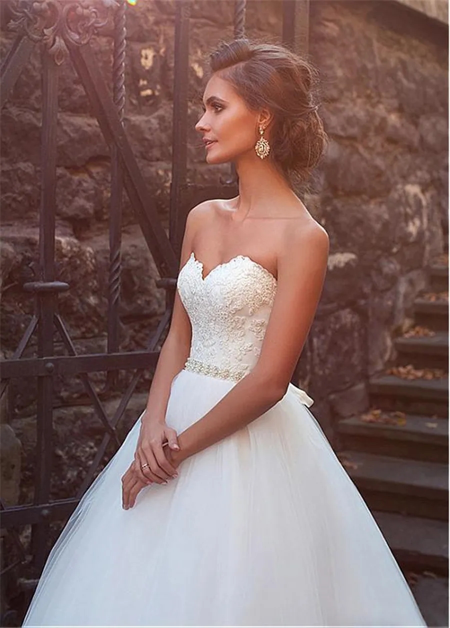 Incredibili abiti da sposa da sposa con appliques in pizzo con appliques in pizzo.