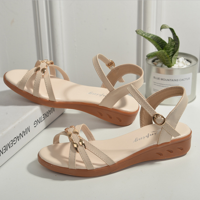 2024 Été Nouvelles femmes sandales plates molles Soft Elegant dames sandales tendance décontractée chaussures de plage confortables sandales de style simple