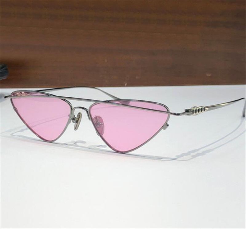 新しいファッションサングラス8255ユニークに設計された三角金メタルフレームアバンギャルドと寛大なスタイルのハイエンド屋外UV400保護メガネ