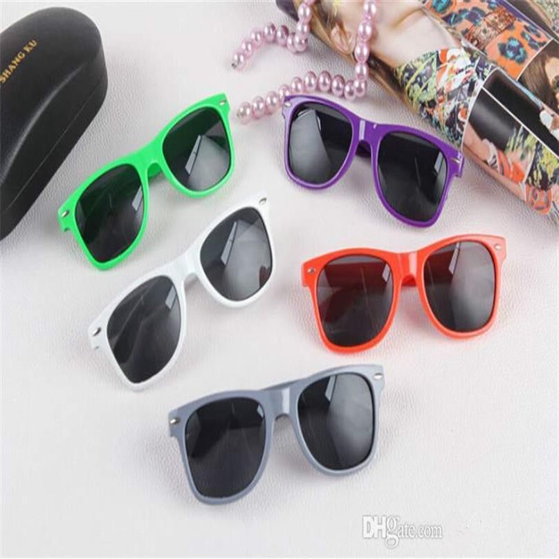Женщины и мужские самые дешевые современные пляжные солнцезащитные очки пластиковые классические солнцезащитные очки.