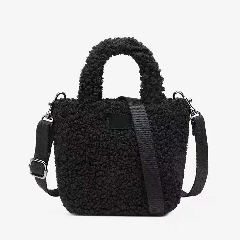 2023 Nuevo bolso peludo Bolso de diseñador de moda para mujer Bolso de mano Bolso de maquillaje Bolso de banquete Señor Estilo versátil Cuatro colores Bolsos pequeños Venta caliente