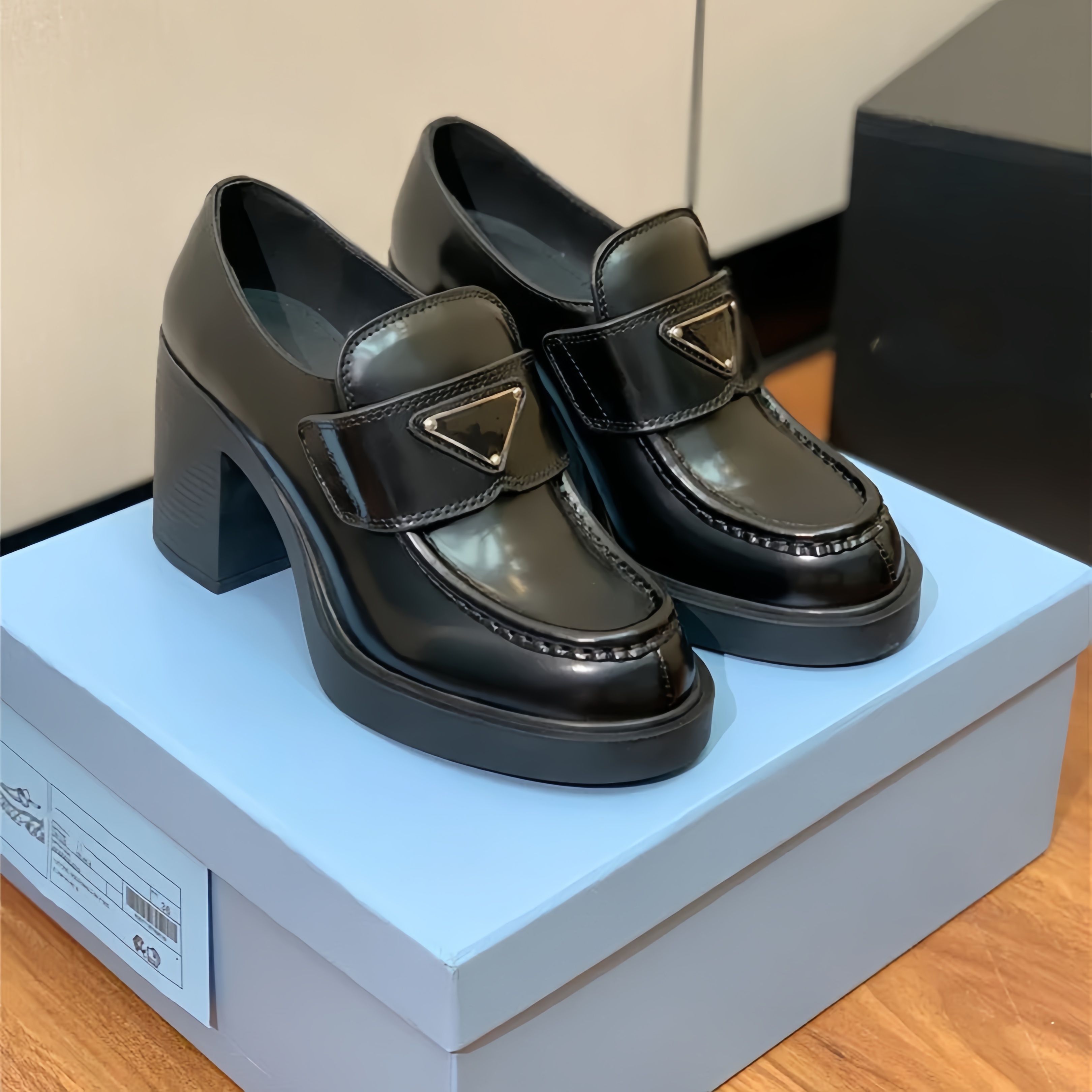 2023 scarpe da design abbigliamento da donna a pannello casual a pannello singolo logo scarpe in pelle nera ingrandita scarpe sportive classiche scarpe sportive opache