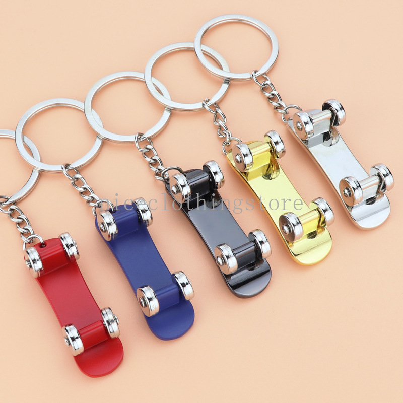 Creative Skateboard Keychains for Women Men Söta metallhängen Key Chains Rings Skate Activity Keyring Charms smycken