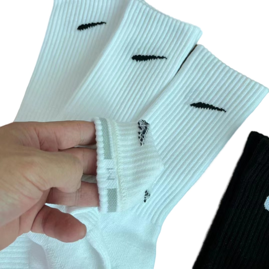 Chaussettes de sport épaissies pour hommes et femmes de haute qualité Design à la mode classique chaussettes de serviettes blanches et noires motifs géométriques bas de genou