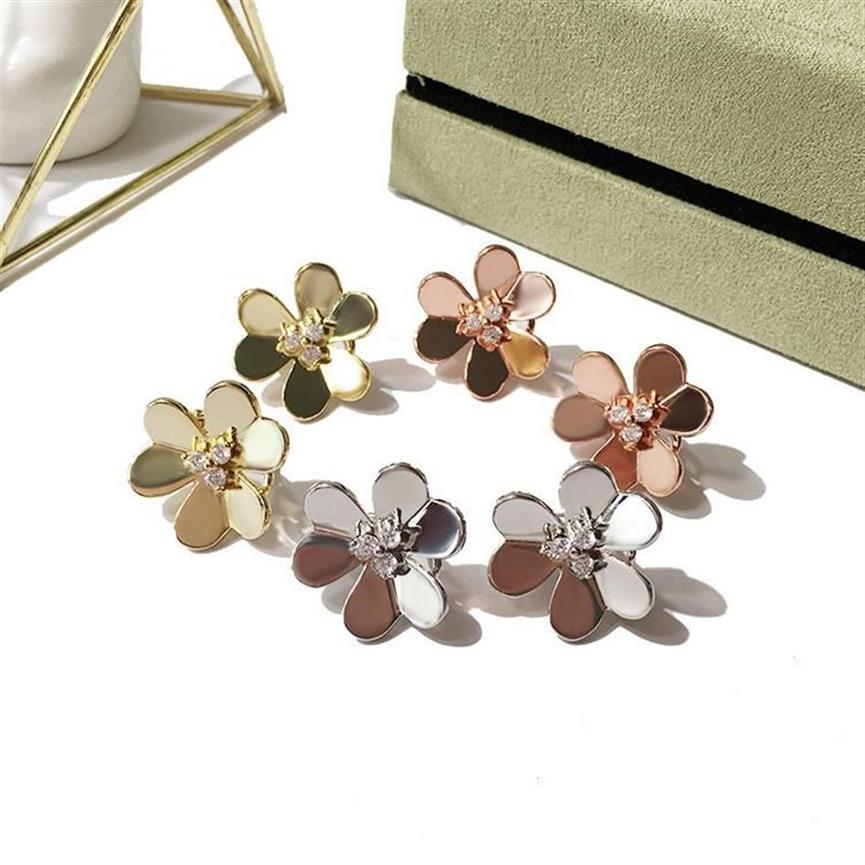 Wysokie wykończenie Rose Gold Three Clover Clover Flower Six Płatkowe kolczyki dla kobiet Eamię