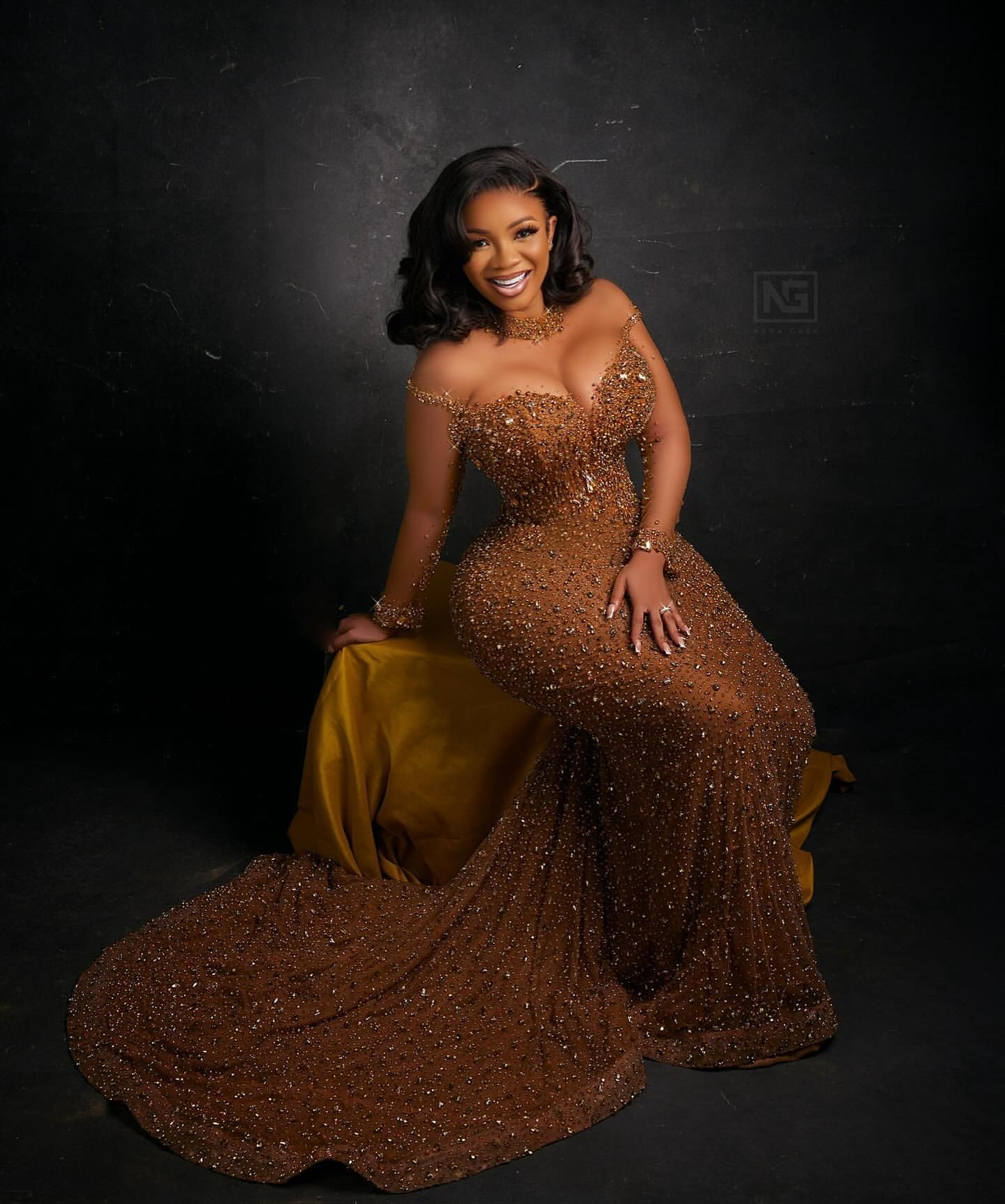 2024 Aso Ebi Sirène Gold Prom Dress Crystals Crystals Luxurious Night Formal Fête Deuxième réception Robes de fiançailles d'anniversaire Robe de Soiree ZJ381