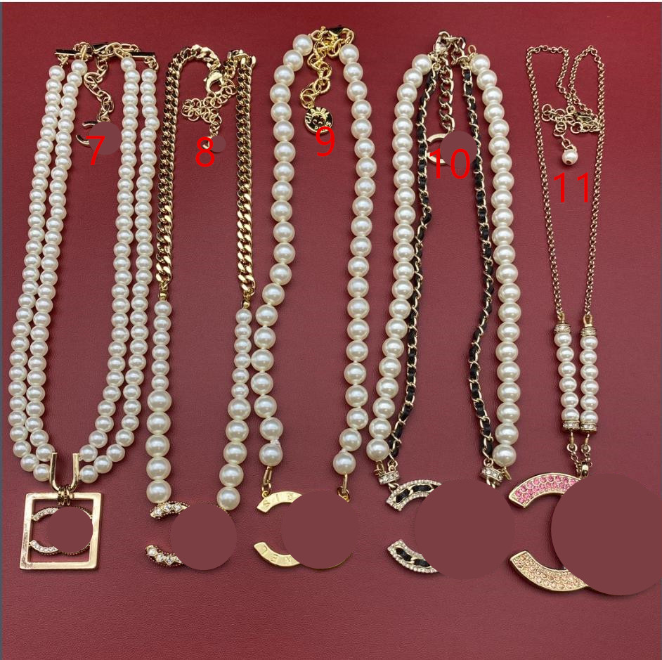 Hänghalsband lyxiga smycken, fashionabla och trendiga diamant inlagda digitala halsband med flera alternativ att välja mellan