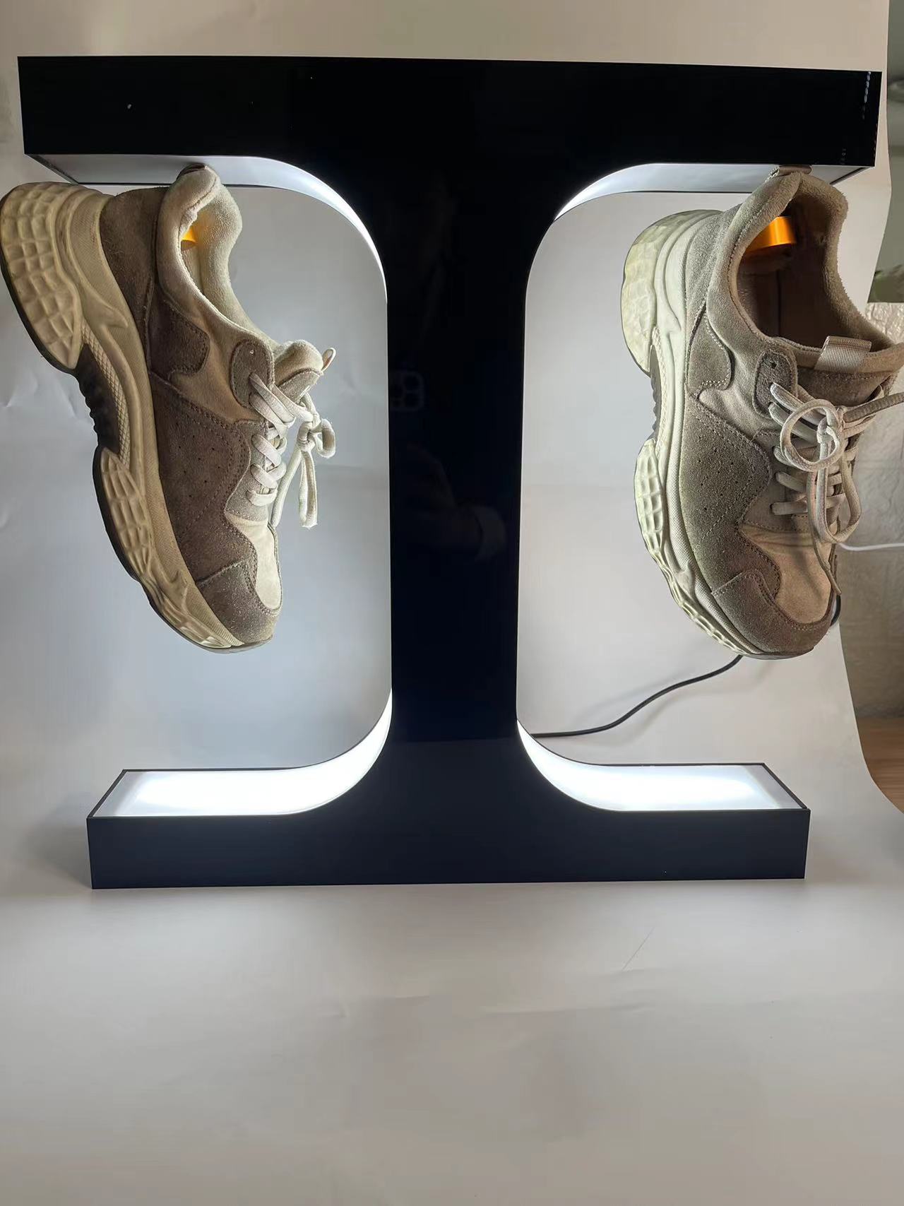 / Livraison gratuite Lévitation magnétique Auto Spinning Floating Double Shoes Sneaker Afficher Stand avec lumière LED