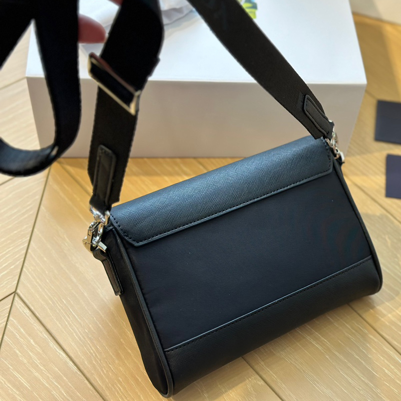 Fashion Re Nylon and leather shoulder bag Luxury Designer Women Crossbody Bags High Quality Men Leather Bags Sizes 18*12.5CM