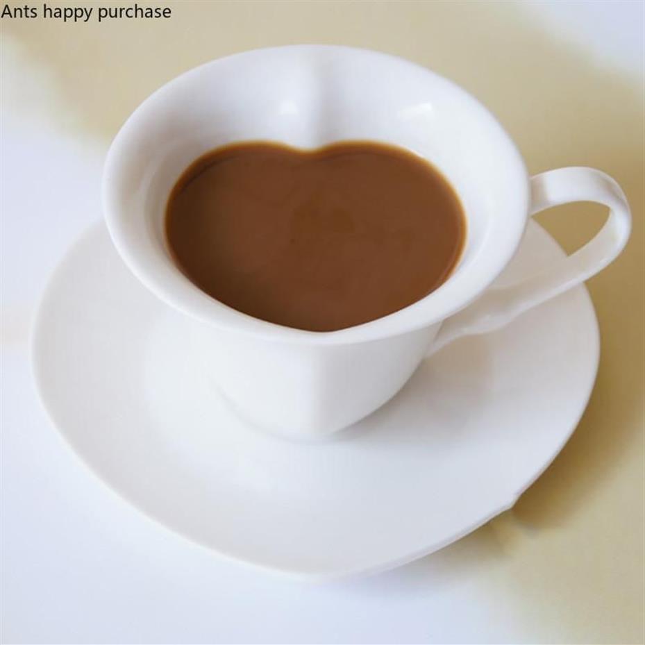 Canecas estilo europeu cerâmica fantasia xícara de café em forma de coração e pires conjunto puro branco vírgula chá criativo utensílios254d