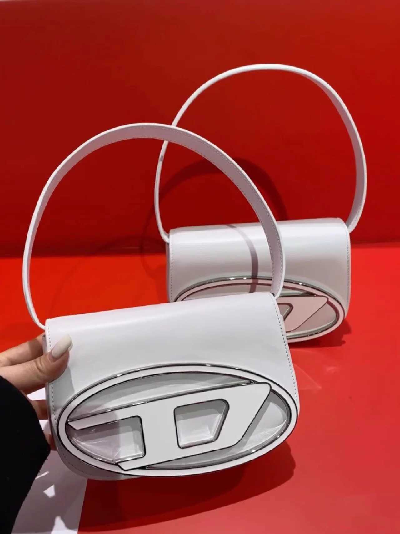 design 2023 nouveau produit bandoulière unique bandoulière sous les bras ding dang à la mode portable style fille épicée argent petit sac carré pour les femmes usine en ligne 70% vente