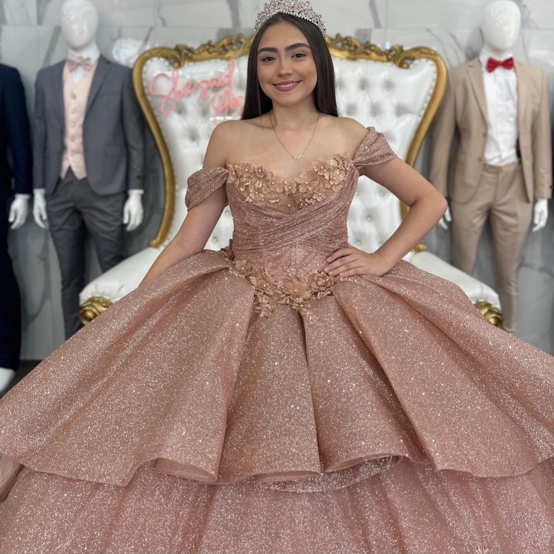 2024 Vintage Gül Altın Quinceanera Elbiseler Papalı Dantel Aplikler Boncuklar Peplum Omuz El Yapımı Çiçekler Balo Gown Konuk Elbise Süpürme Tren