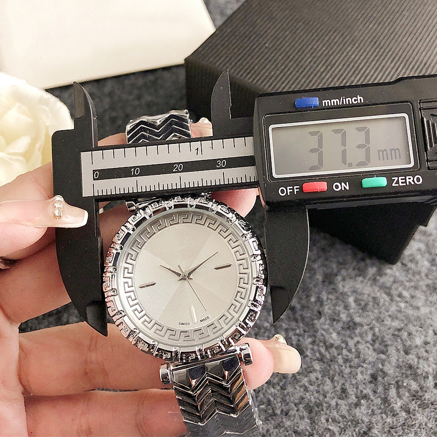 Moda Full Brand Wrist Watches Women Girl Head Style Dial Dial Band Metal Quartz Luxury With Logo Clock Ve 85