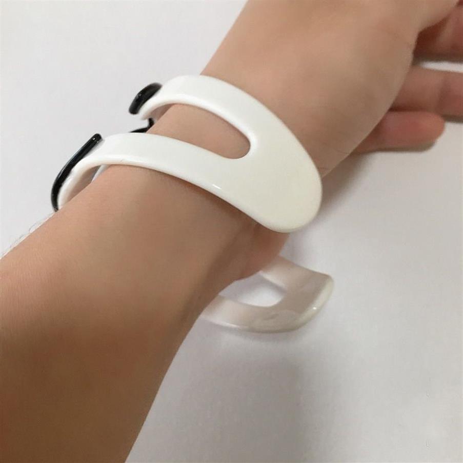 Mode svartvit akryl ihåliga armband c armband för damkollektion hand ringar smycken tillbehör VIP gåvor232p