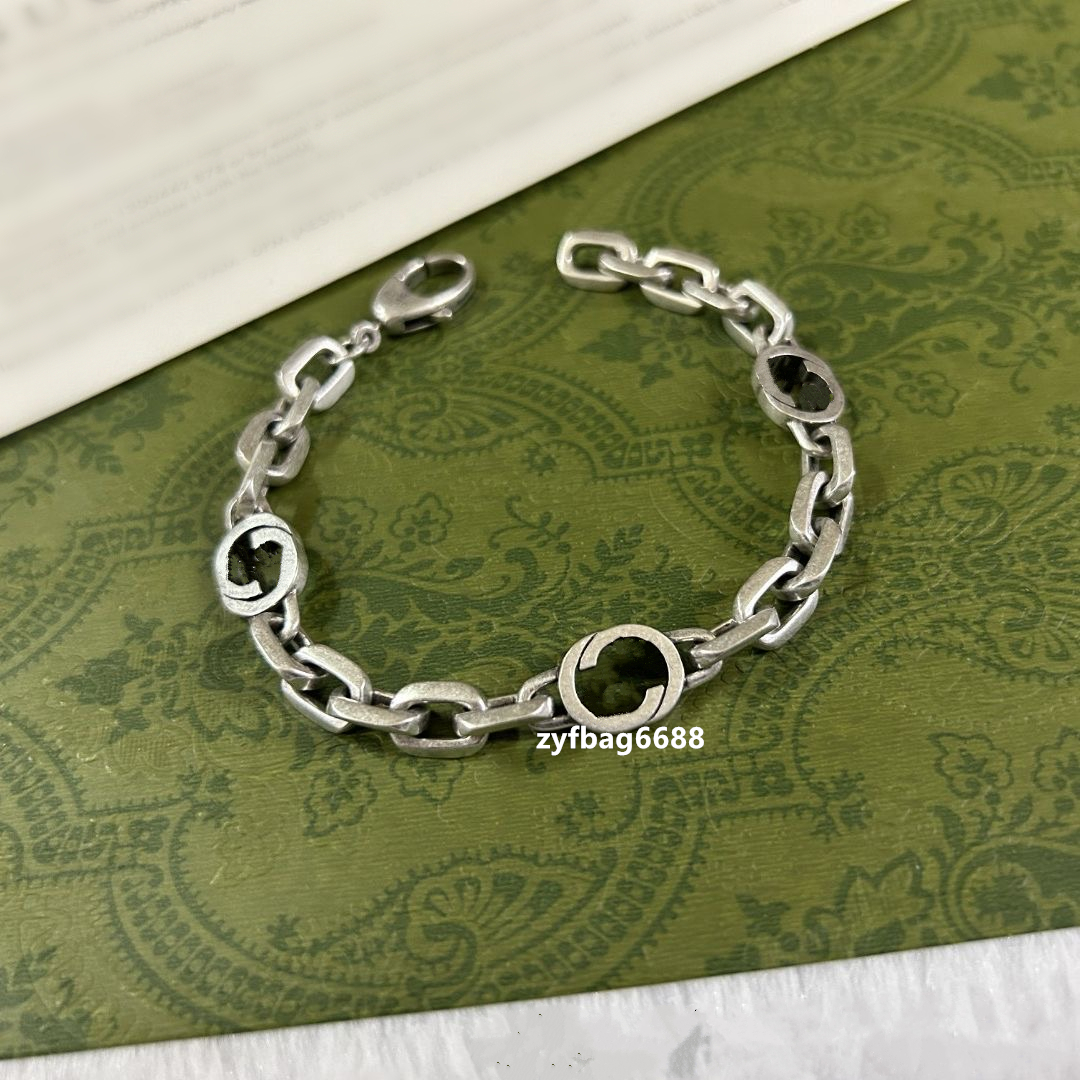 Luxe designer armband designer sieraden sterling zilveren sleutelhanger met kleine bij letter print decoratie verlovingscadeau voor mannen en vrouwen in de mode