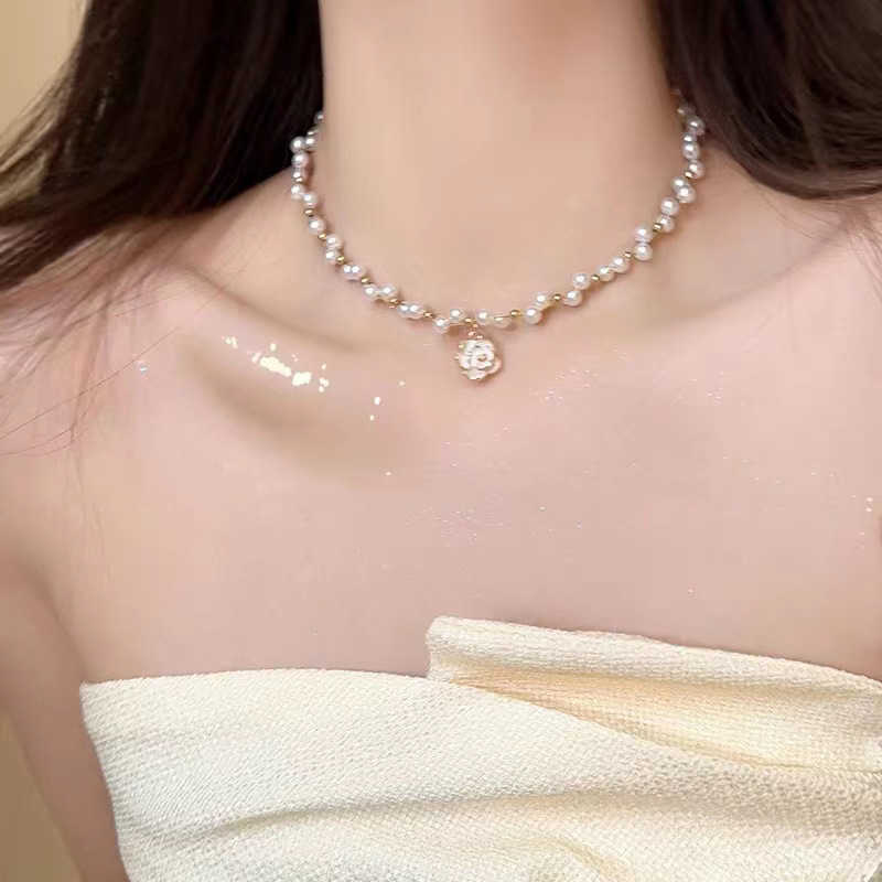 2024 DESIGNERS Collier de camélia en perles de style français pour femmes avec un sentiment de luxe et de polyvalencel ightl uxuryin ternetce lebrityco llarbonech ainpur edes