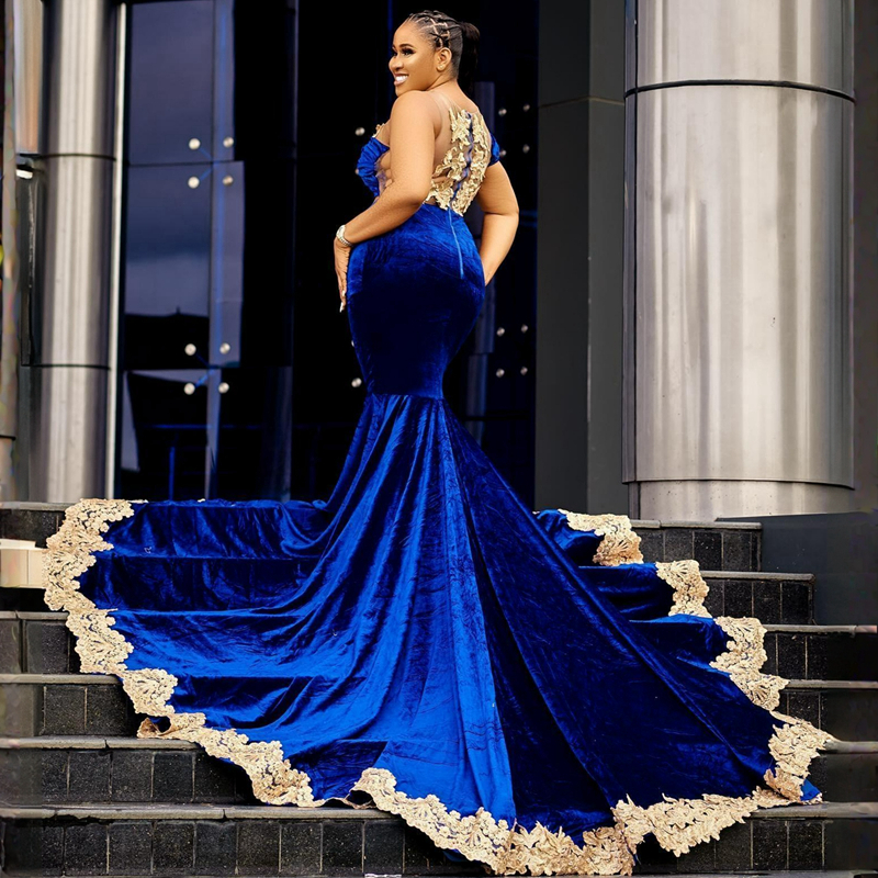 Royal Blue Velvet Aso Ebi Prom Dresses Sheer Neck Mermaid Appliced ​​Spets Evening Formal Dress for Specail Occasions Födelsedagsfestklänningar Second Reception Gown St716