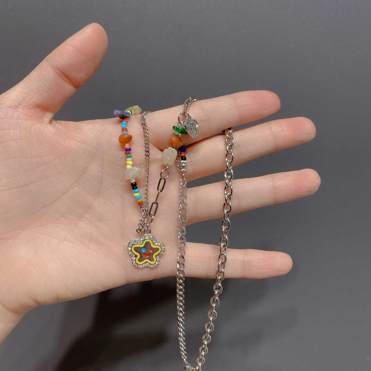 2024 DESIGNERS Irregular Colorful Flower Pendant Necklace with Female Personality Design Natural Stone Beaded Collar Chain Exquisite Versatile Necklace