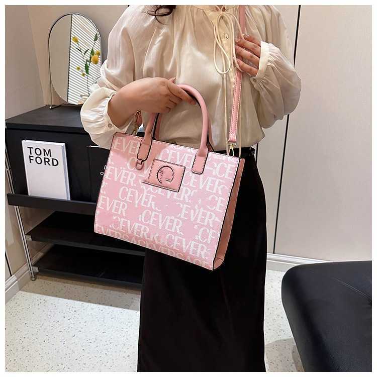 28% zniżki na designerską torbę 2024 torebki Women Crossbody Wszechstronny czerwony moda i swobodny koreański minimalist