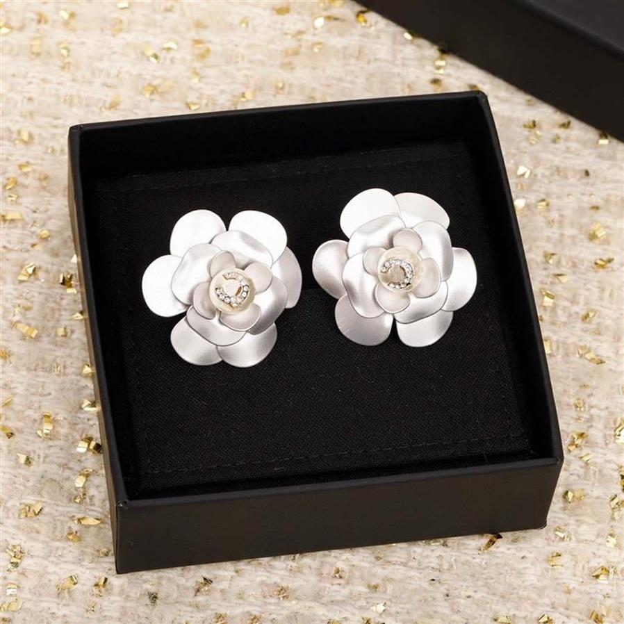2023 Luxury quality charm stud earring with flower design and nature shell beads sparkly diamond in 18k gold plated have box PS737220G