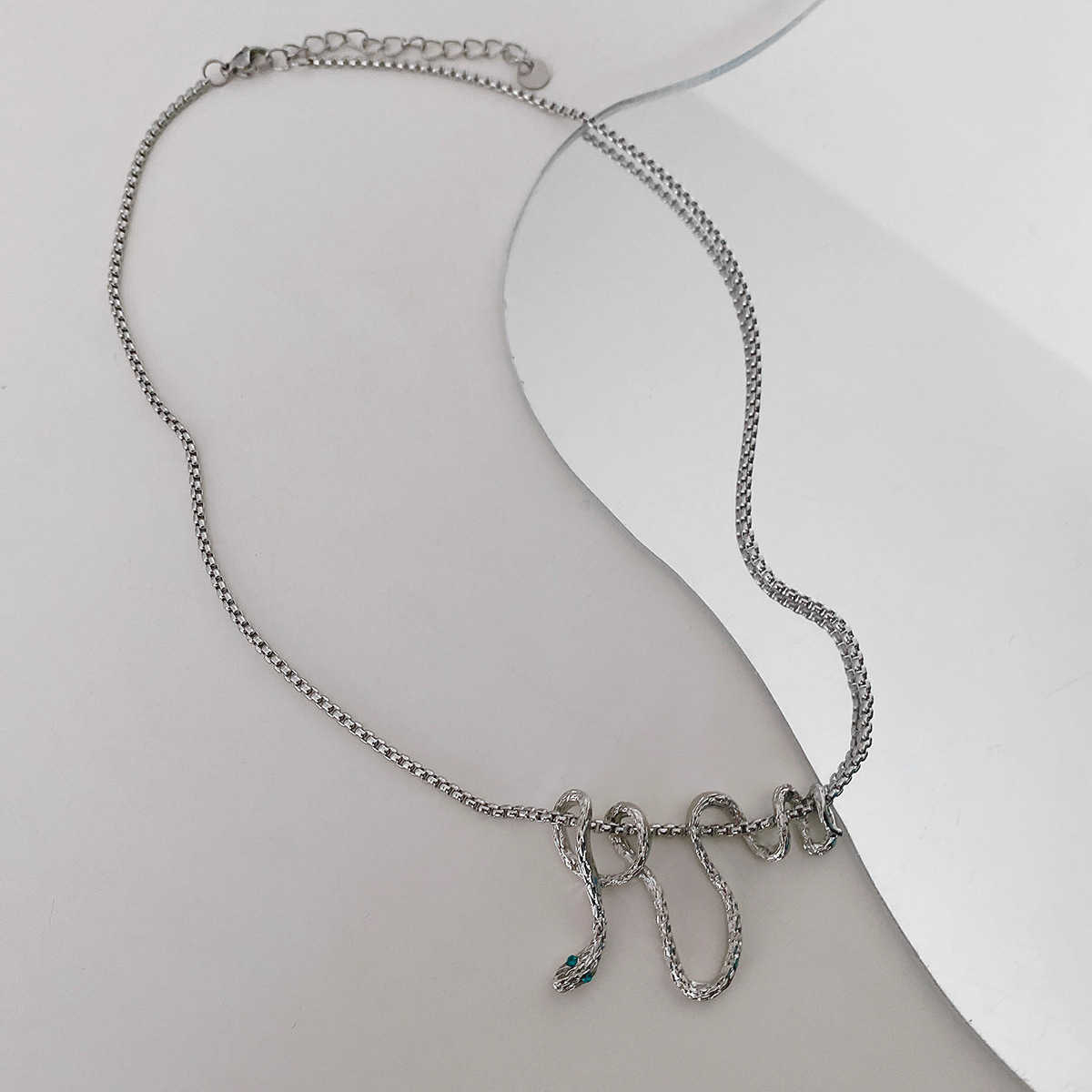 2024 Designers Minority Design slingrande Snake Pendant Versatile Simple Ins Cool Style Advanced Titanium Steel Chain Halsband Kvinna