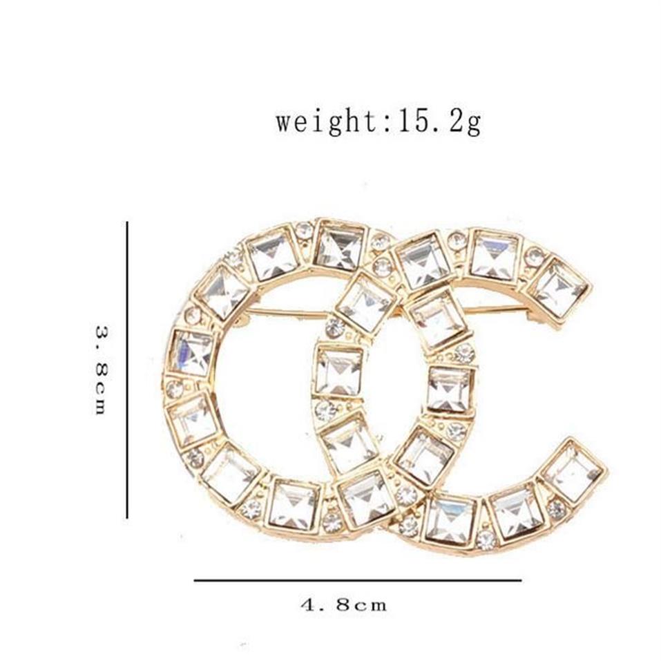 23ss Diseñadores de marcas de lujo Letras Broches 18K Chapado en oro Broche Traje de cristal Pin Pequeño Dulce Viento Accesorios de joyería W253r