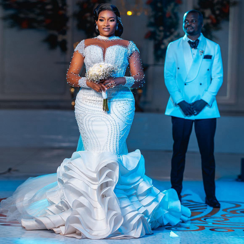 Abiti da sposa Aso Ebi taglie forti Collo trasparente Illusion maniche lunghe Tulle Abiti da sposa in pizzo Africano Nigeria Donne nere A strati Sirena Perle Abito da sposa D094