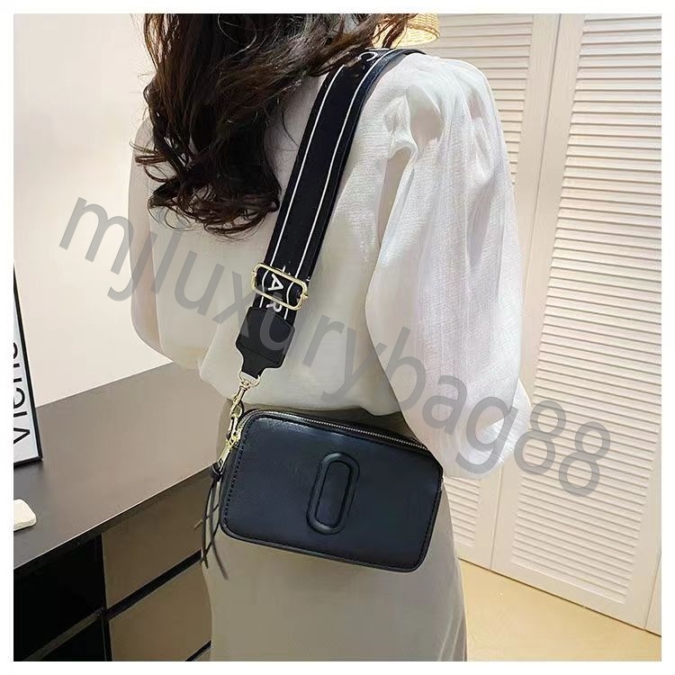 Die Snapshot Designer-Tasche. Modische Damen-Handtasche im Marc-Kamera-Stil, kleine Umhängetasche, breite Schultergurte und doppelter Reißverschluss, klassisches Design