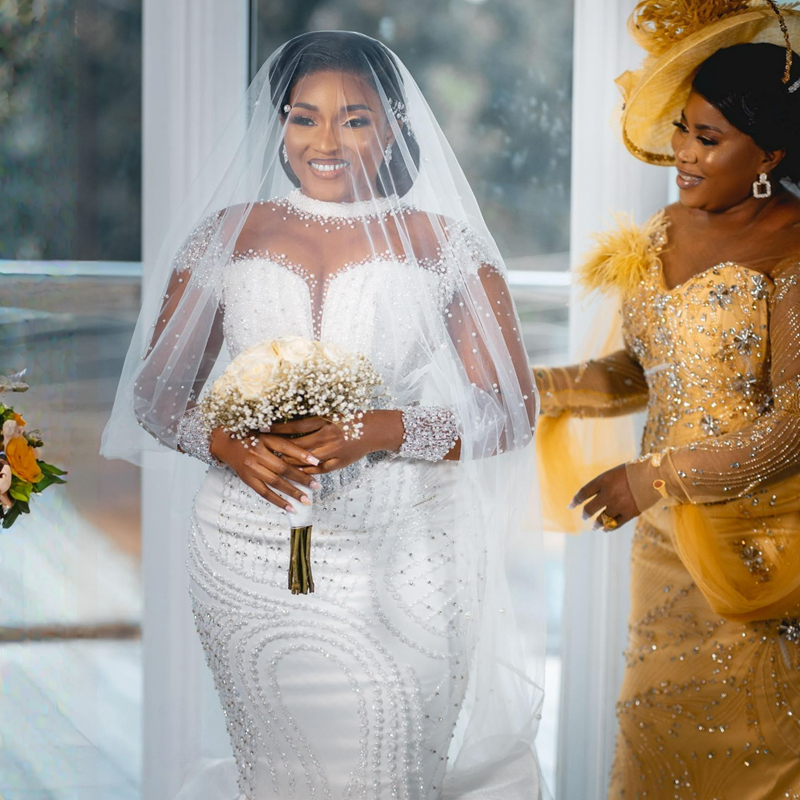 Abiti da sposa Aso Ebi taglie forti Collo trasparente Illusion maniche lunghe Tulle Abiti da sposa in pizzo Africano Nigeria Donne nere A strati Sirena Perle Abito da sposa D094