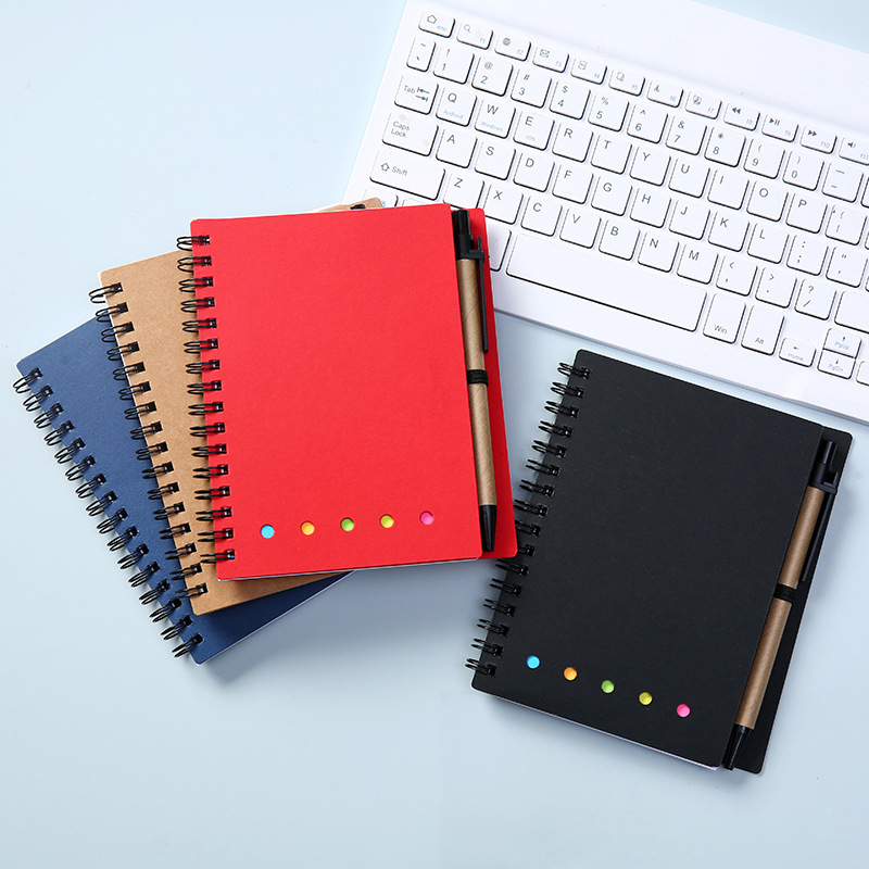 Spiral Notebook Kraft Paper Cover Notepad med penna i hållare, klistermärken och sidmarkörfärgade indexflikar, 4.1 tum x5.2inch Steno Pocket Business Notebook