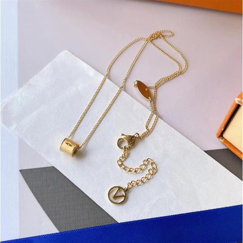 Designer Pendentif Collier Amour Femmes Bijoux Classique Luxe Mode 18K Or Marque De Mode Couple Colliers Scintillants Très Belle 281s