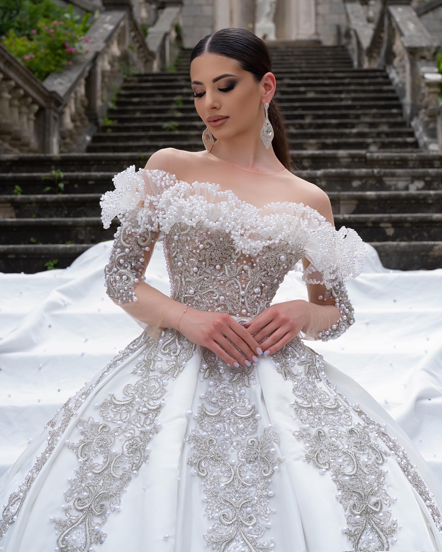 Robe de bal de luxe robes de mariée manches longues Bateau paillettes 3D dentelle appliques volants perles perles diamants robes de mariée grande taille sur mesure Vestido de novia