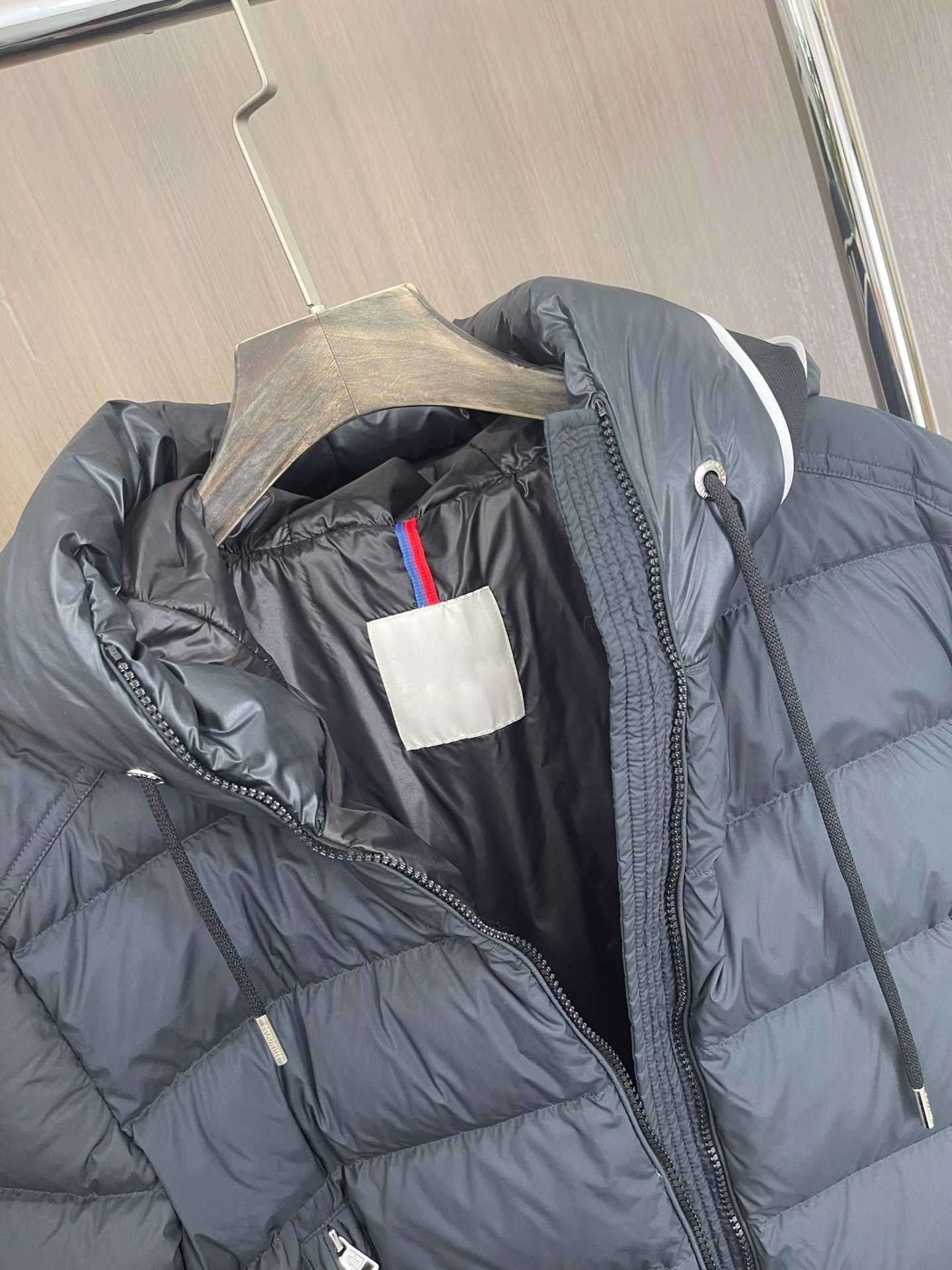 Autumn and winter men's loose down jacket, soft and comfortable fabric, the upper body version is excellent, lightweight and comfortable, simple and generous style.