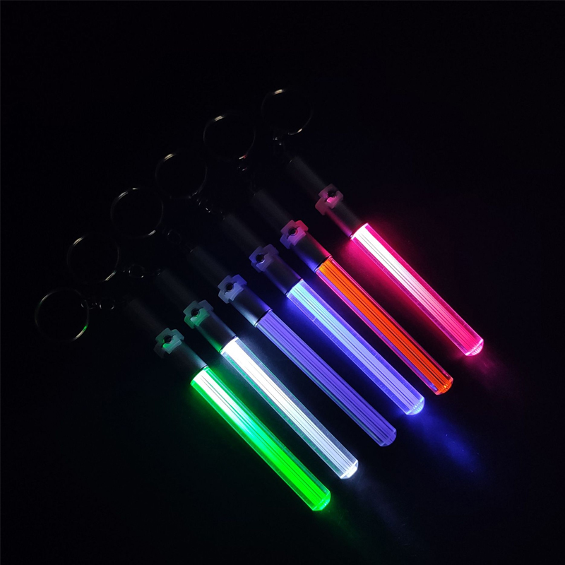 2024 Lampe de poche LED Stick Porte-clés Party Favor Mini Torche Porte-clés en aluminium Porte-clés Durable Glow Pen Baguette magique Stick Sabre laser LED Light Stick