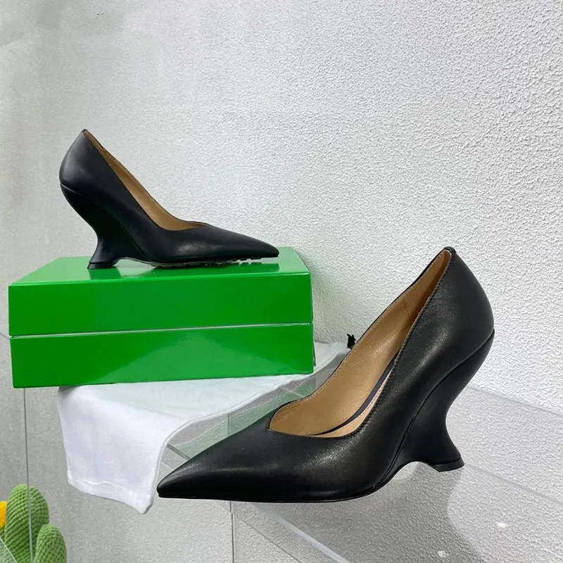 Glänzende Leder-Damen-High-Heels mit Krokodilmuster, seltsame Keil-High-Heels, Büro-Damen-Karriere-Schuhe